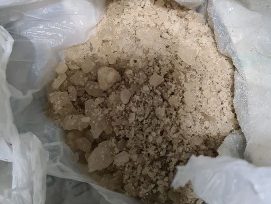 Ten beżowy kryształ to 2 C-B. Miał tego prawie 160 gramów. Spanikował, gdy zatrzymała go policja