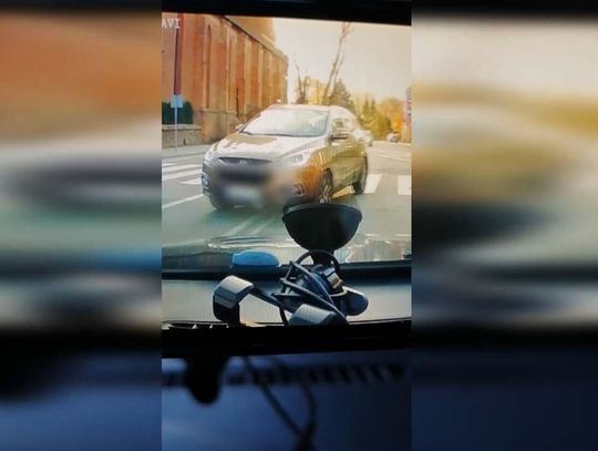 Ten kierowca chyba myślał, że jest w Anglii. Stanie przed sądem za jazdę lewą stroną