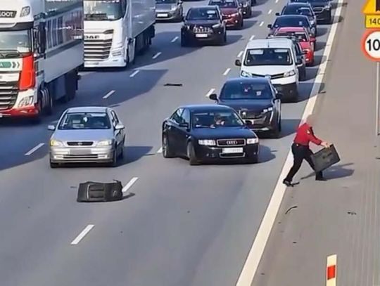 Ten kierowca zareagował. Zatrzymał się i usunął z jezdni nadkole ciężarówki