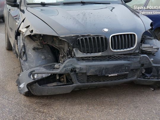 Terenowe BMW staranowało 11 aut na parkingu. Kierowca trafił na wytrzeźwiałkę