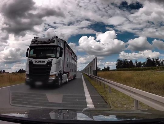 TIR zepchnął samochód na pobocze przy barierze. Niebezpieczny manewr nagrała kamera