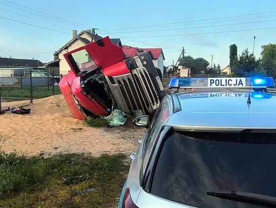 TIR zjechał do rowu i przewrócił się na bok. 19-letnia pasażerka trafiła do szpitala