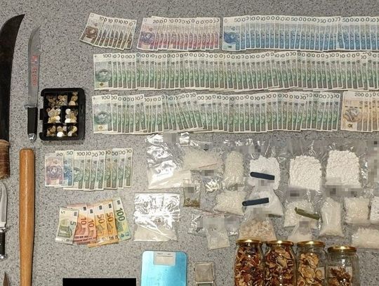 To znaleźli w domu dilera. Miał dużo różnych proszków i zakazane grzyby w słoikach