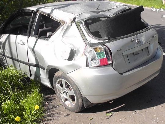 Toyota kilkukrotnie koziołkowała, kierowca wypadł z auta i tylko się otrzepał