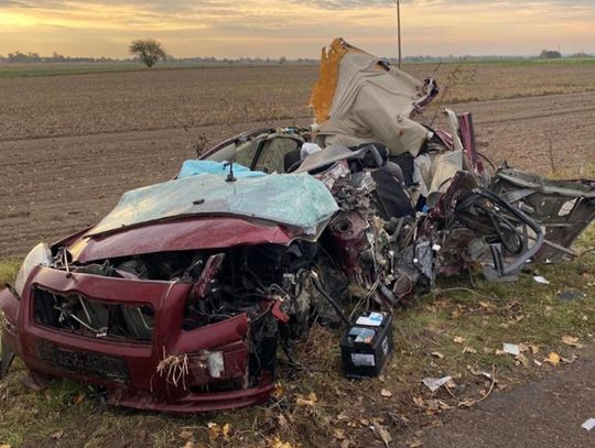 Toyota wpadła w poślizg i uderzyła w drzewo. Auto kompletnie rozbite, kierowca jest w ciężkim stanie