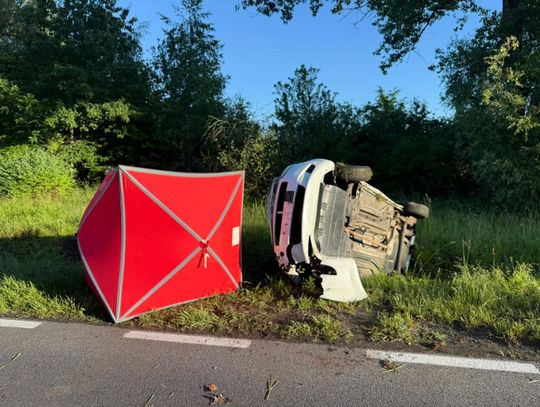 Tragedia na DK27. Fiat punto uderzył w dzika i dachował, nie żyje 54-latek