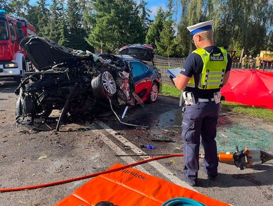 Tragedia na drodze. 45-letnia kierująca Toyotą zginęła po uderzeniu w drzewo