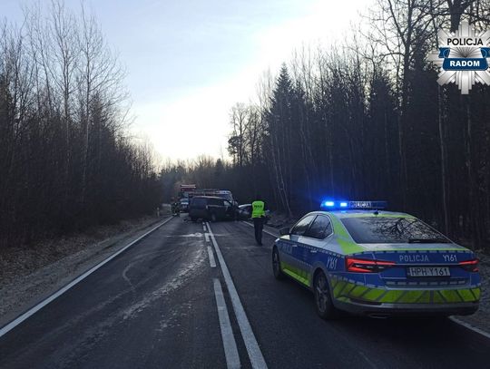 Tragedia na DW 737. Czołowe zderzenie Seata i Renault, w wypadku zginęły dwie osoby