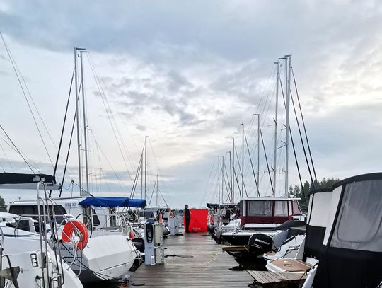 Tragedia na Mazurach. Mężczyzna spadł z pokładu łodzi do jeziora i już nie wypłynął