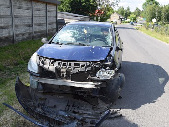 Tragedia na skrzyżowaniu. 40-letni motorowerzysta zginął po zderzeniu z samochodem osobowym