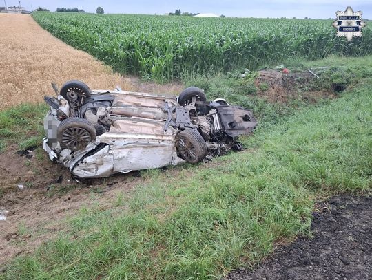 Tragiczna niedziela na drodze wojewódzkiej. Ford uderzył w przepust i dachował, nie żyje 28-latek