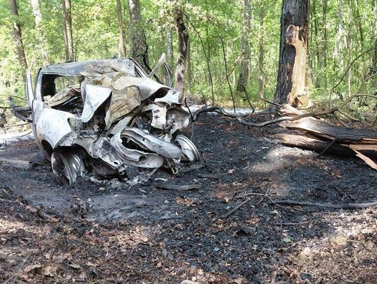 Tragiczna śmierć w płonącym aucie. Osobówka uderzyła w drzewo na prostym odcinku drogi