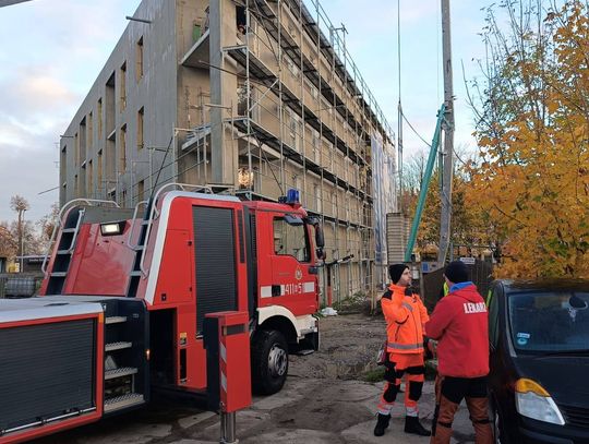 Tragiczne zdarzenie na budowie. Zwłoki mężczyzny znaleziono między rusztowaniem a ścianą bloku