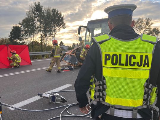 Tragiczne zderzenie osobówki z autobusem na krajowej 9. Dwie osoby nie żyją