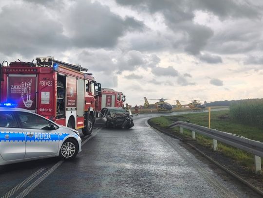 Tragiczne zderzenie osobówki z ciężarówką. Dwie osoby nie żyją