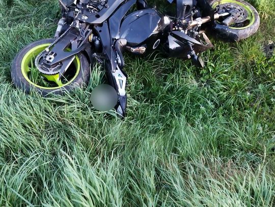 Tragiczne zderzenie Suzuki z koparko-ładowarką. Motocyklista zginął na miejscu