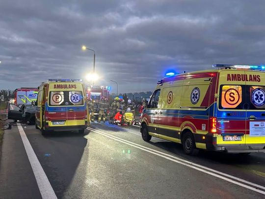 Tragiczne zderzenie w piątkowy poranek. Kierowca Skody zginął, pasażer trafił do szpitala
