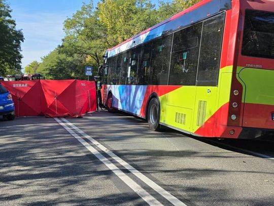 Tragiczne zderzenie z autobusem. Kierowca Volkswagena nie żyje, cztery osoby zostały ranne