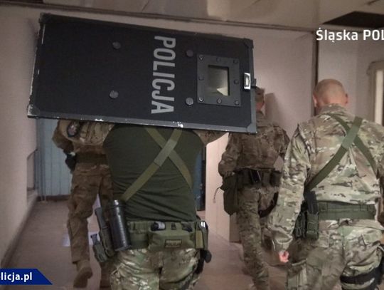 Tragiczny finał interwencji. Nie żyje mężczyzna, który z szablami w ręku rzucił się na mundurowych