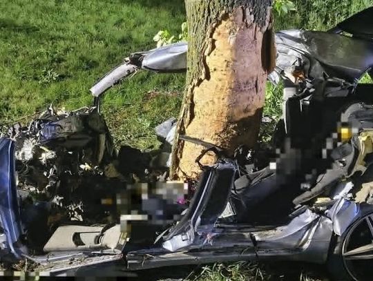 Tragiczny finał nocnej jazdy. Audi z potężną siłą uderzyło w przydrożne drzewo