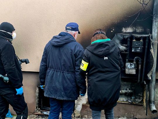 Tragiczny finał pożaru domu jednorodzinnego. W piwnicy znaleziono ciało 42-latka