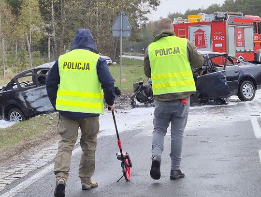 Tragiczny finał ucieczki przed policją. Audi i Mitsubishi stanęły w ogniu, obaj kierowcy zginęli