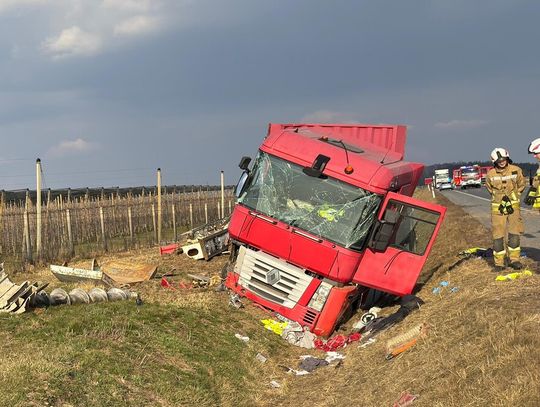 Tragiczny finał wypadku ciężarówki na krajowej 50. Kierowca i pasażer wypadli przez przednią szybę