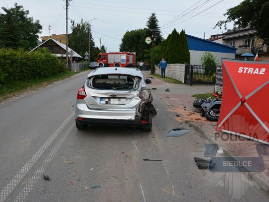 Tragiczny finał wypadku na skrzyżowaniu. Motocyklista uderzył w osobówkę i zginął na miejscu
