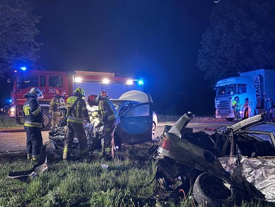 Tragiczny finał wyprzedzania. BMW roztrzaskało się o Opla, 19-latek zginął na miejscu Tragiczny finał wyprzedzania. BMW roztrzaskało się o Opla, 19-latek zginął na miejscu
