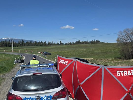 Tragiczny finał wyprzedzania na drodze wojewódzkiej. 71-letni motocyklista zginął na miejscu