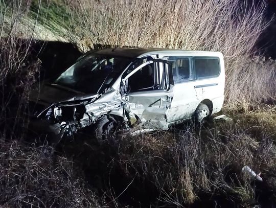 Tragiczny finał zderzenia busa i dwóch osobówek. W wypadku zginęła 40-letnia kobieta [FOTO]