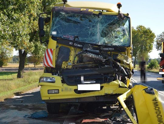 Tragiczny finał zderzenia dwóch ciężarówek. 39-latek zmarł w szpitalu wskutek odniesionych obrażeń