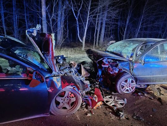 Tragiczny finał zderzenia dwóch samochodów osobowych. W wypadku zginęła kobieta