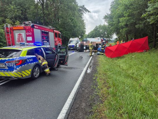 Tragiczny finał zderzenia osobówki i busa. W wypadku zginęła 17-latka, jest pięcioro rannych