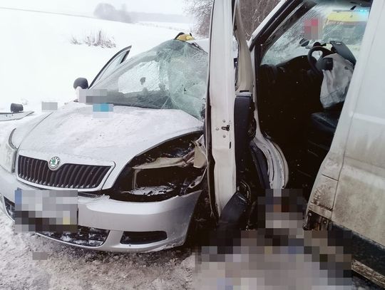 Tragiczny finał zderzenia Skody i dostawczego Peugeota. 18-latek zginął na miejscu Tragiczny finał zderzenia Skody i dostawczego Peugeota. 18-latek zginął na miejscu