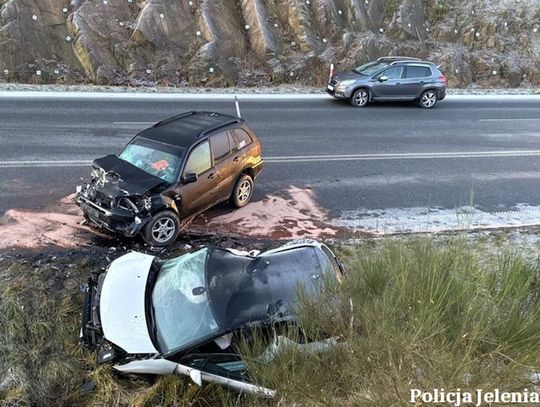 Tragiczny finał zderzenia trzech pojazdów. Zginęła kobieta, dwie osoby zostały ranne [FOTO]