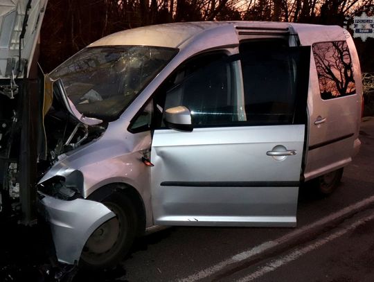 Tragiczny finał zderzenia volkswagena i autobusu miejskiego. 41-letni kierowca nie przeżył wypadku