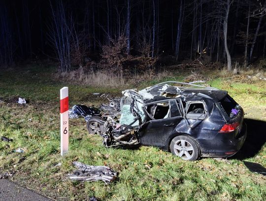 Tragiczny finał zderzenia volkswagena i ciężarówki na DK 92. W wypadku zginął kierowca osobówki