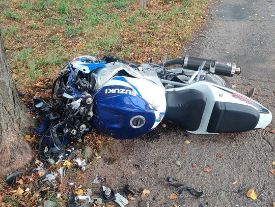 Tragiczny wypadek 19-latka. Młody mężczyzna zginął po wjechaniu motocyklem w drzewo