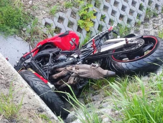 Tragiczny wypadek młodego motocyklisty. Mężczyzna zginął po wjechaniu w betonowy przepust