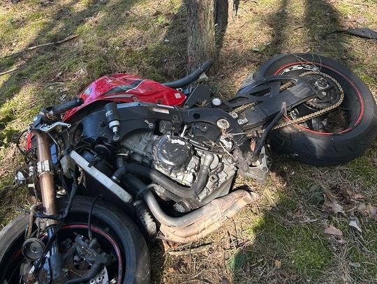 Tragiczny wypadek motocyklisty. 32-latek zginął po uderzeniu w drzewo