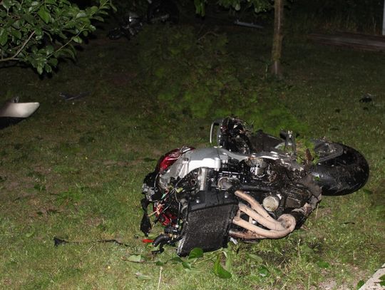 Tragiczny wypadek motocyklisty. Uderzył w znak, ogrodzenie, a na koniec w blaszany garaż