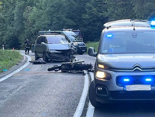 Tragiczny wypadek motocyklisty. Zjechał na czołówkę z osobówką, lekarzom nie udało się go uratować