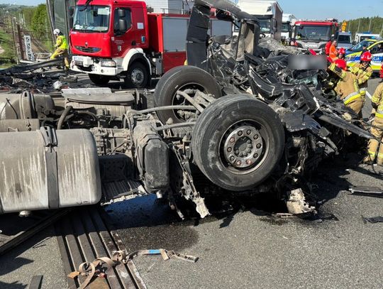 Tragiczny wypadek na autostradzie A4. Kierowca ciężarówki zginął w kompletnie zniszczonym wozie