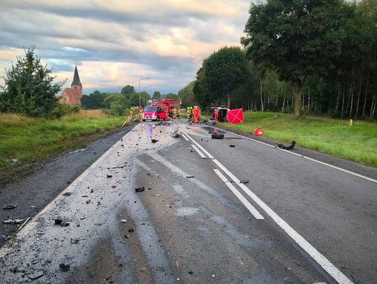 Tragiczny wypadek na DK10. Kierowca busa zginął na miejscu, trasa jest zablokowana