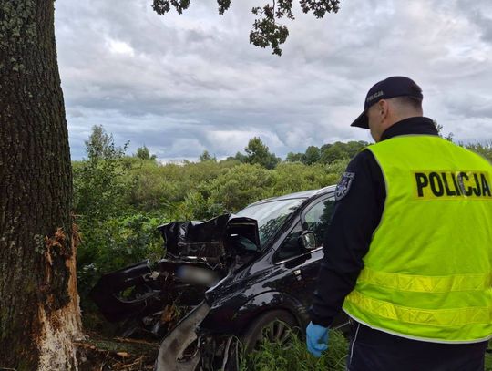 Tragiczny wypadek na drodze powiatowej. Opel uderzył w drzewo, kierowca zginął na miejscu