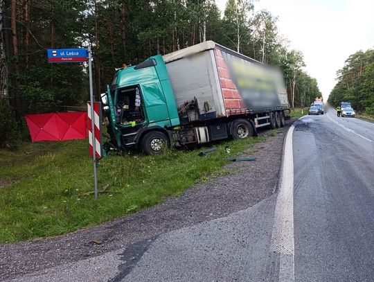 Tragiczny wypadek na krajówce. Kierowca Hondy zginął po czołowym zderzeniu z ciężarówką