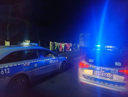 Tragiczny wypadek na krajowej 50. W zderzeniu ciężarówki i dwóch osobówek zginął 50-letni mężczyzna
