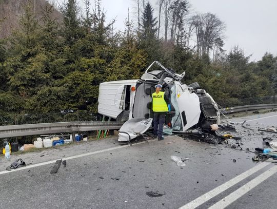 Tragiczny wypadek na krajowej 75. Zginęły dwie osoby, kolejnych 6 trafiło do szpitala