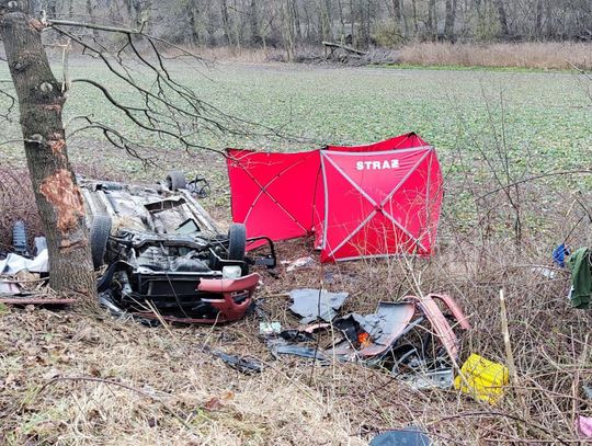 Tragiczny wypadek na Opolszczyźnie. Dwie osoby zginęły po dachowaniu samochodu osobowego